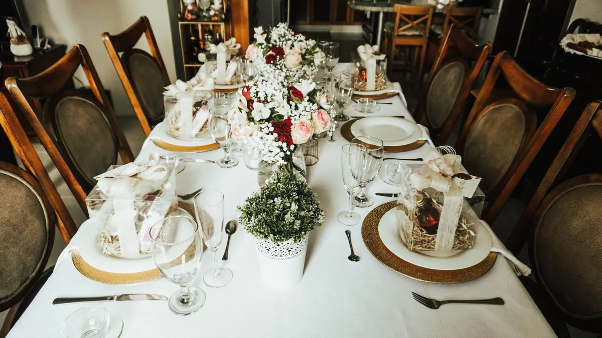 Common Mistakes to Avoid When Discussing Politics at a British Dinner Party